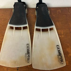 Men’s flippers size large